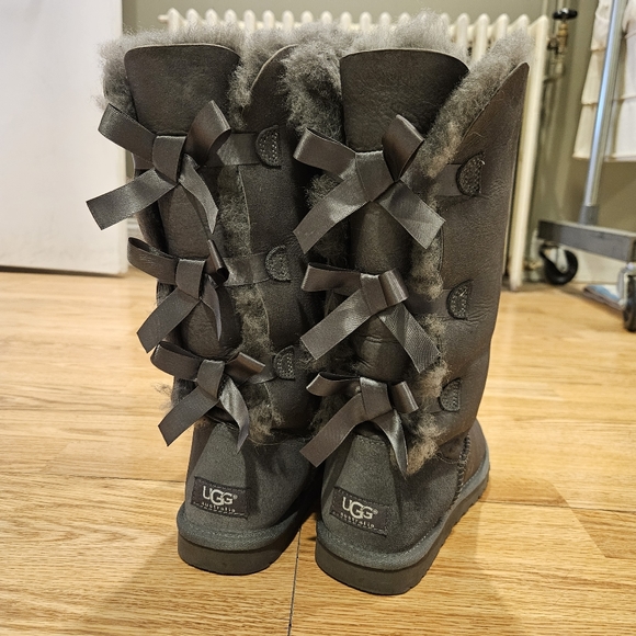 Gray triplet Bailey Bow Uggs - Picture 1 of 5